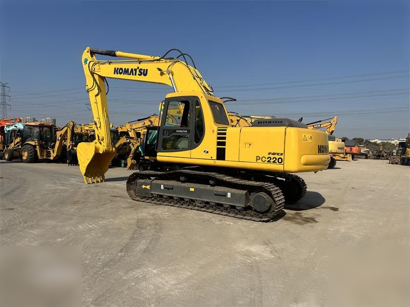 KOMATSU PC220-6 - Kāpurķēžu ekskavators: foto 1 KOMATSU PC220-6 - Kāpurķēžu ekskavators: foto 1