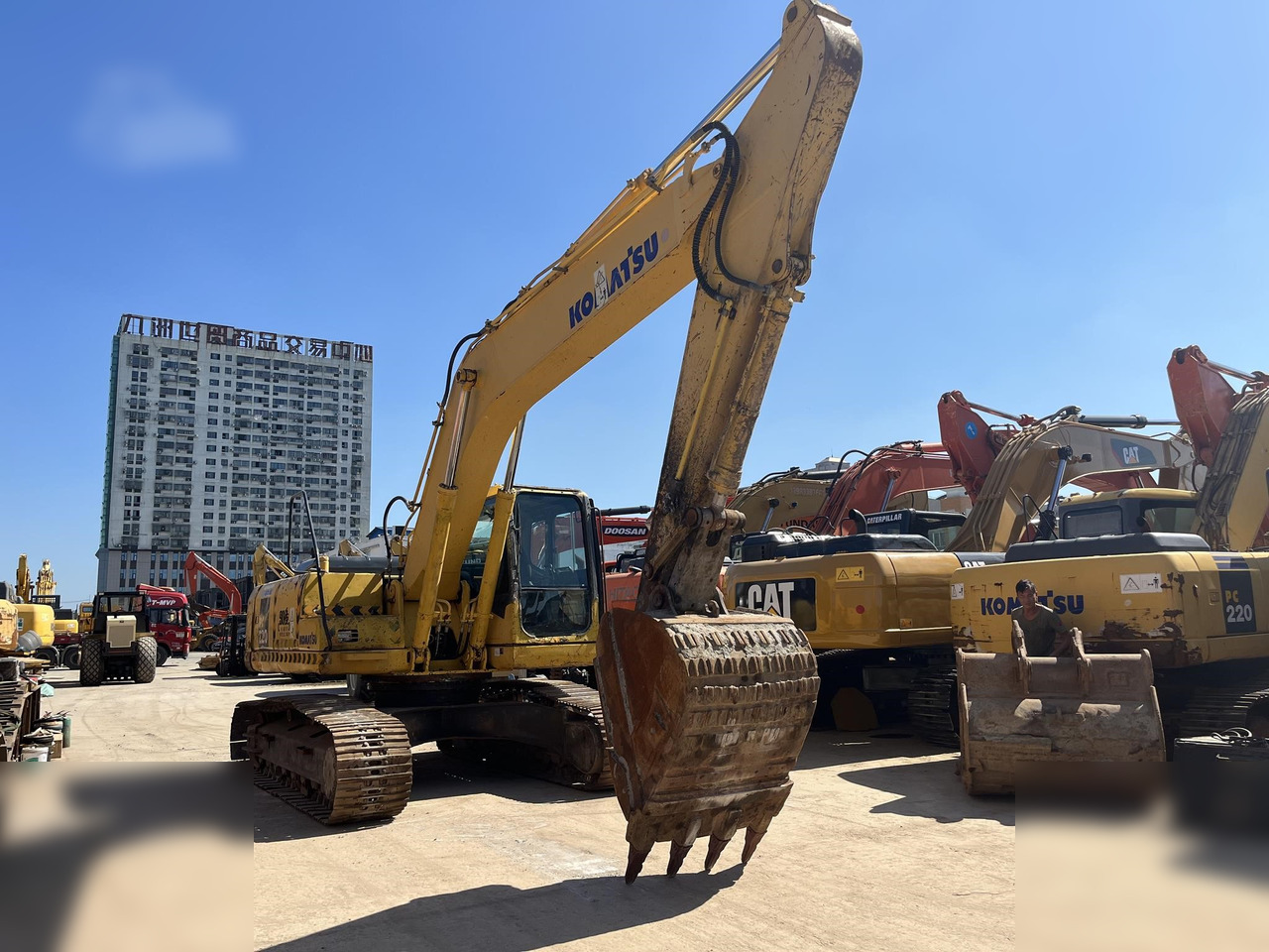 KOMATSU PC220-7 - Kāpurķēžu ekskavators: foto 1 KOMATSU PC220-7 - Kāpurķēžu ekskavators: foto 1