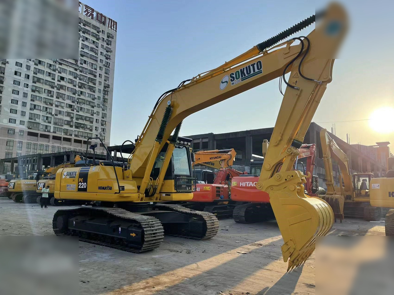 KOMATSU PC220-8 - Kāpurķēžu ekskavators: foto 2 KOMATSU PC220-8 - Kāpurķēžu ekskavators: foto 2