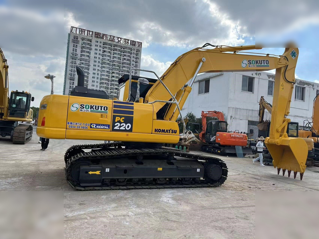 KOMATSU PC220-8 - Kāpurķēžu ekskavators: foto 1 KOMATSU PC220-8 - Kāpurķēžu ekskavators: foto 1