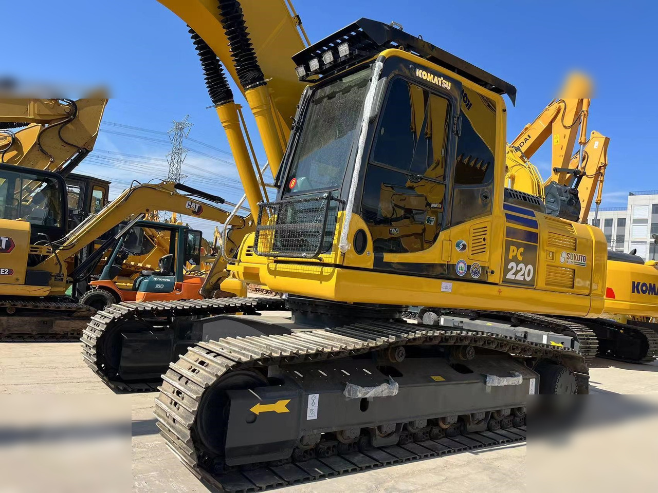 KOMATSU PC220-8 - Kāpurķēžu ekskavators: foto 3 KOMATSU PC220-8 - Kāpurķēžu ekskavators: foto 3