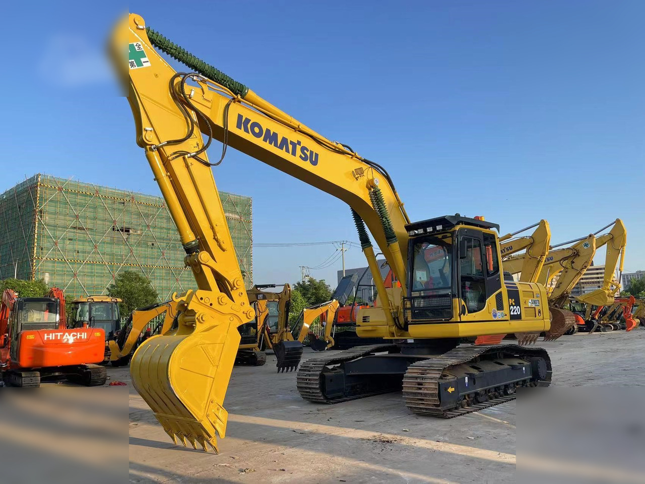 KOMATSU PC220-8 - Kāpurķēžu ekskavators: foto 1 KOMATSU PC220-8 - Kāpurķēžu ekskavators: foto 1