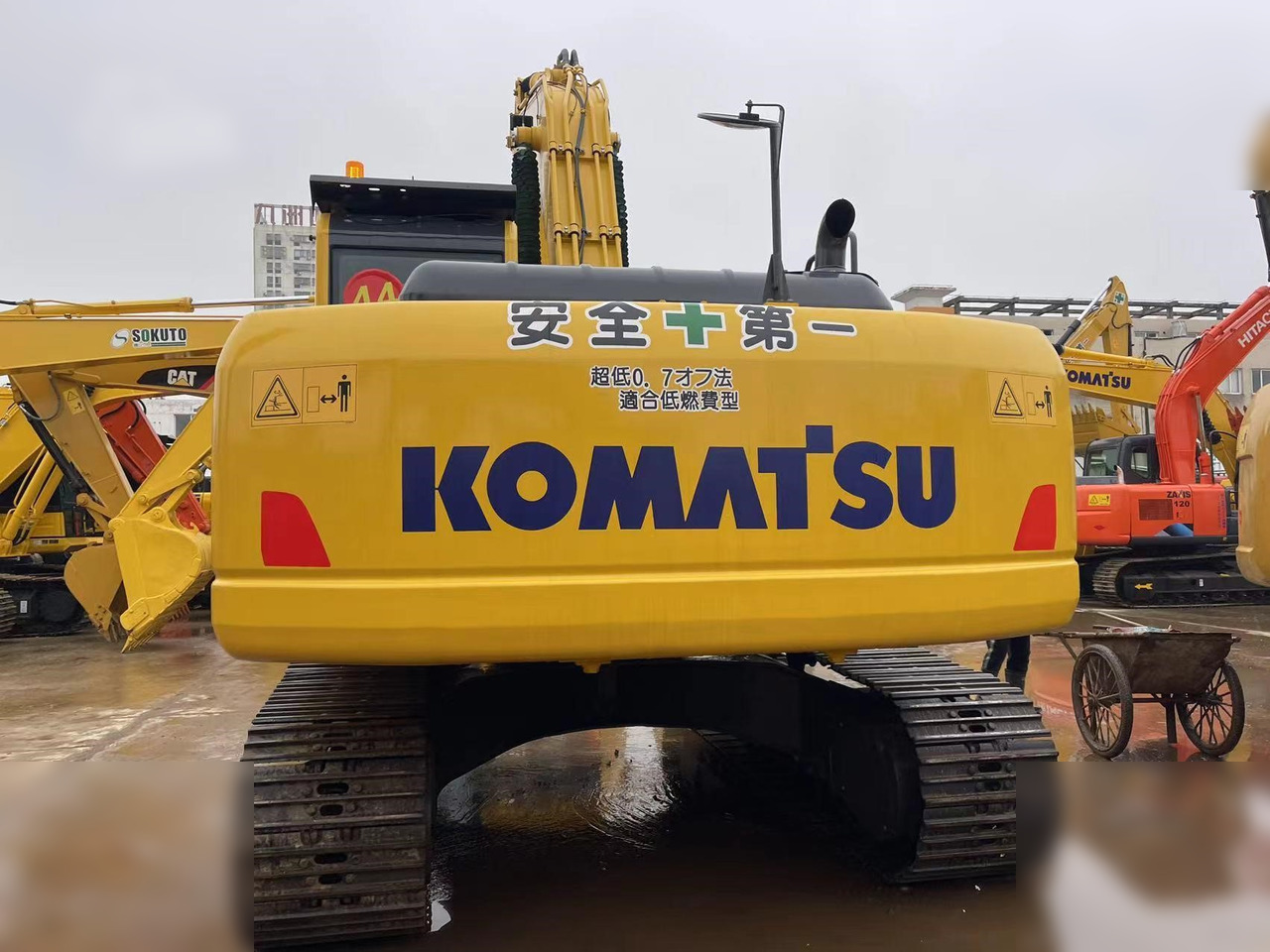 KOMATSU PC220-8 - Kāpurķēžu ekskavators: foto 4 KOMATSU PC220-8 - Kāpurķēžu ekskavators: foto 4