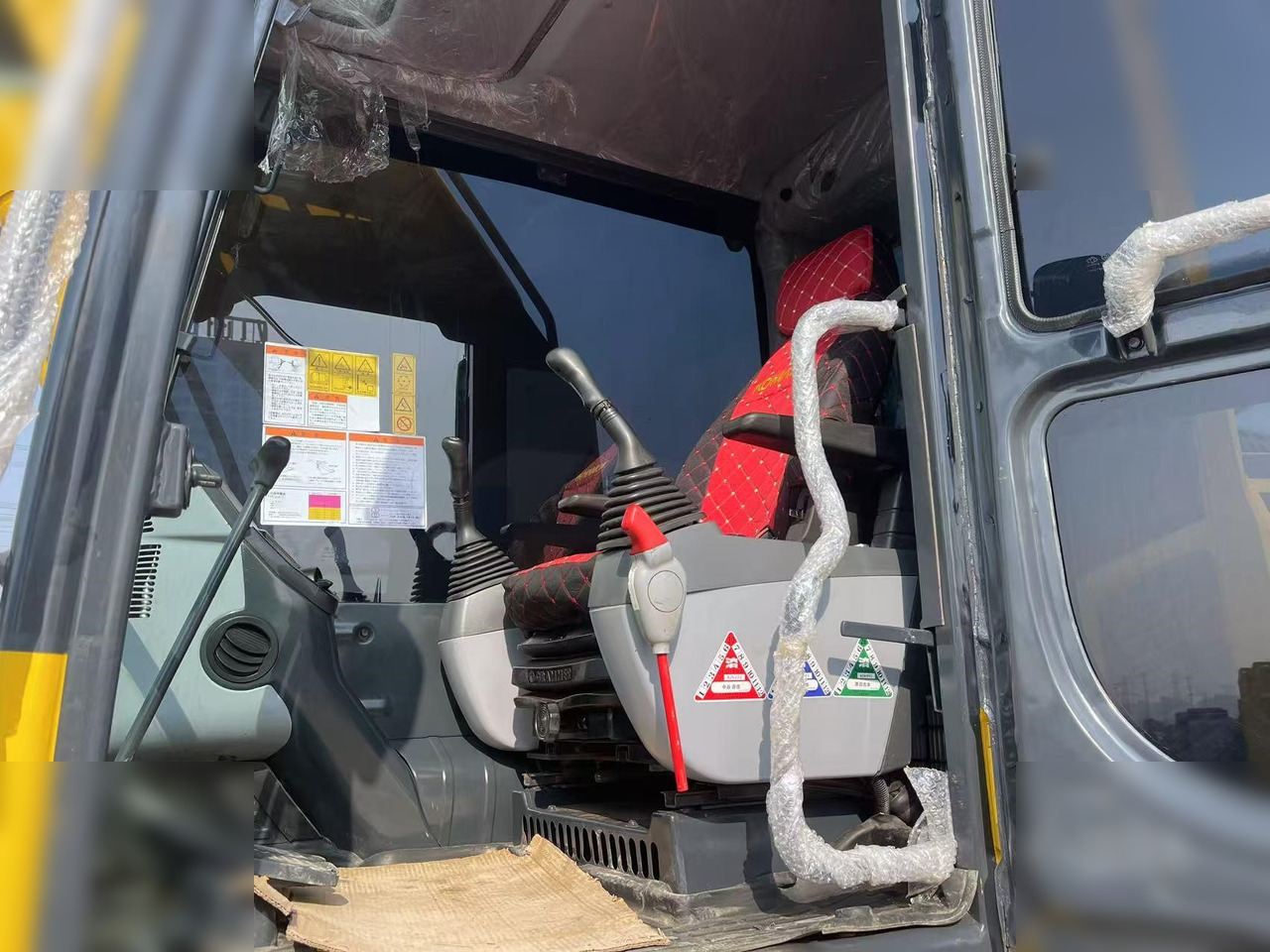 KOMATSU PC220-8 - Kāpurķēžu ekskavators: foto 5 KOMATSU PC220-8 - Kāpurķēžu ekskavators: foto 5