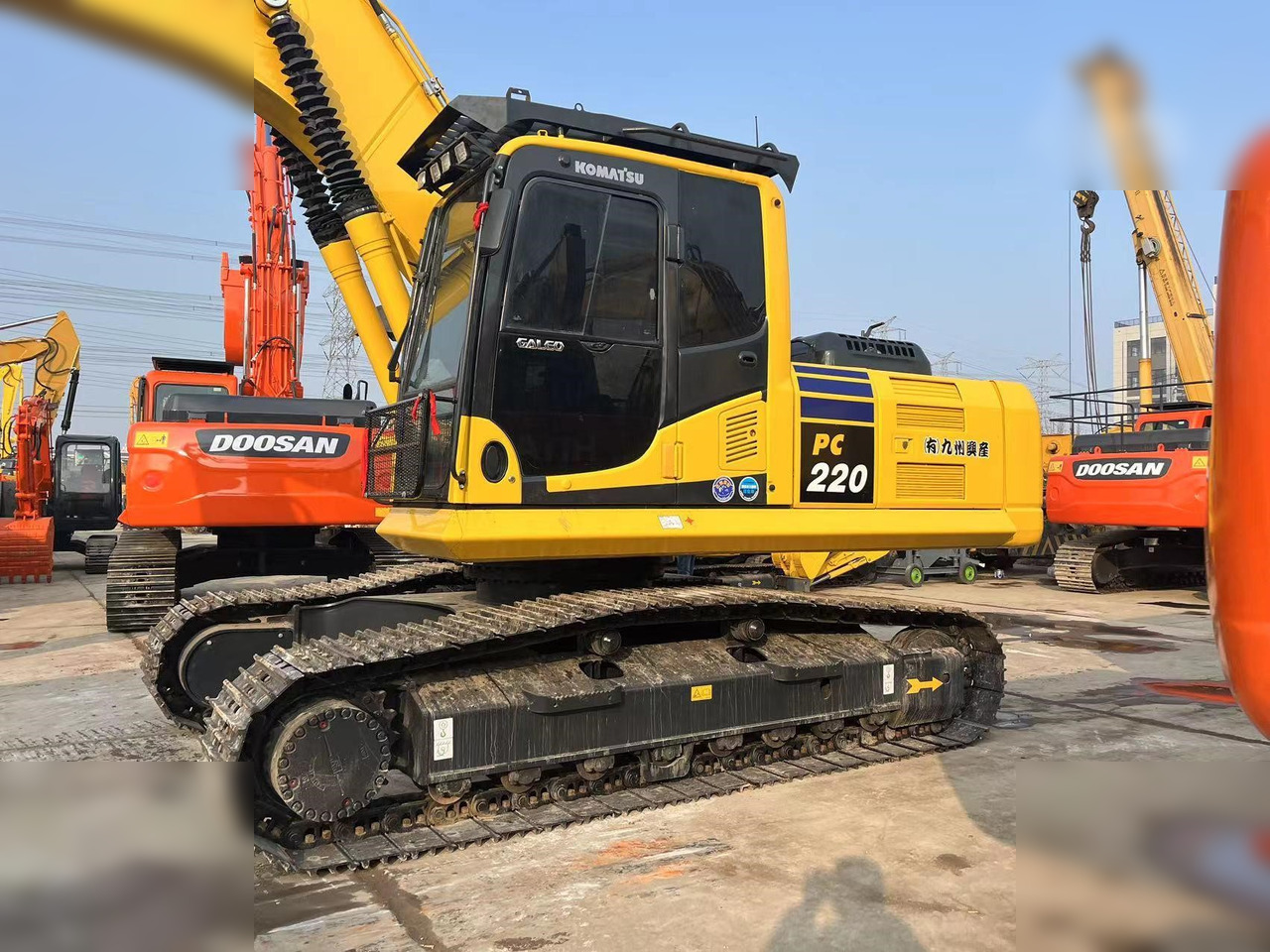 KOMATSU PC220-8M0 - Kāpurķēžu ekskavators: foto 3 KOMATSU PC220-8M0 - Kāpurķēžu ekskavators: foto 3