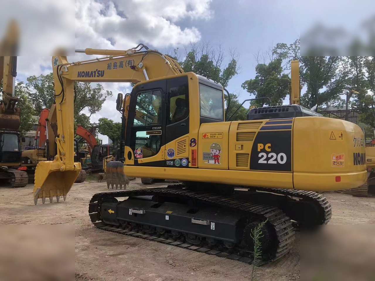 KOMATSU PC220-8N1 - Kāpurķēžu ekskavators: foto 1 KOMATSU PC220-8N1 - Kāpurķēžu ekskavators: foto 1