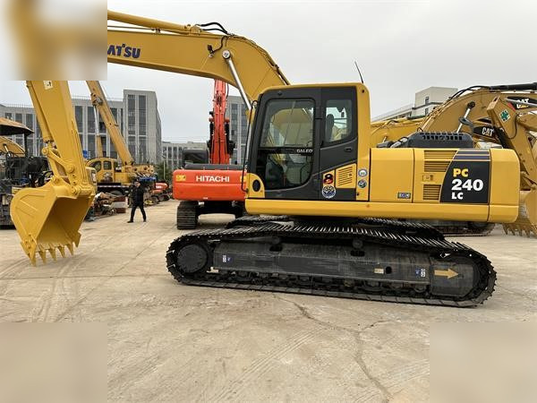 KOMATSU PC240 LC-8 - Kāpurķēžu ekskavators: foto 1 KOMATSU PC240 LC-8 - Kāpurķēžu ekskavators: foto 1
