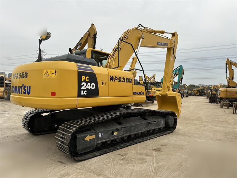 KOMATSU PC240 LC-8 - Kāpurķēžu ekskavators: foto 3 KOMATSU PC240 LC-8 - Kāpurķēžu ekskavators: foto 3