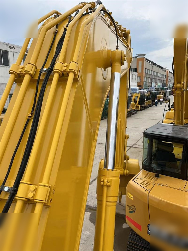 KOMATSU PC240 LC-8 - Kāpurķēžu ekskavators: foto 4 KOMATSU PC240 LC-8 - Kāpurķēžu ekskavators: foto 4