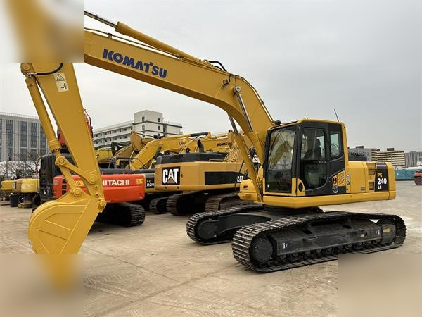KOMATSU PC240 LC-8 - Kāpurķēžu ekskavators: foto 3 KOMATSU PC240 LC-8 - Kāpurķēžu ekskavators: foto 3