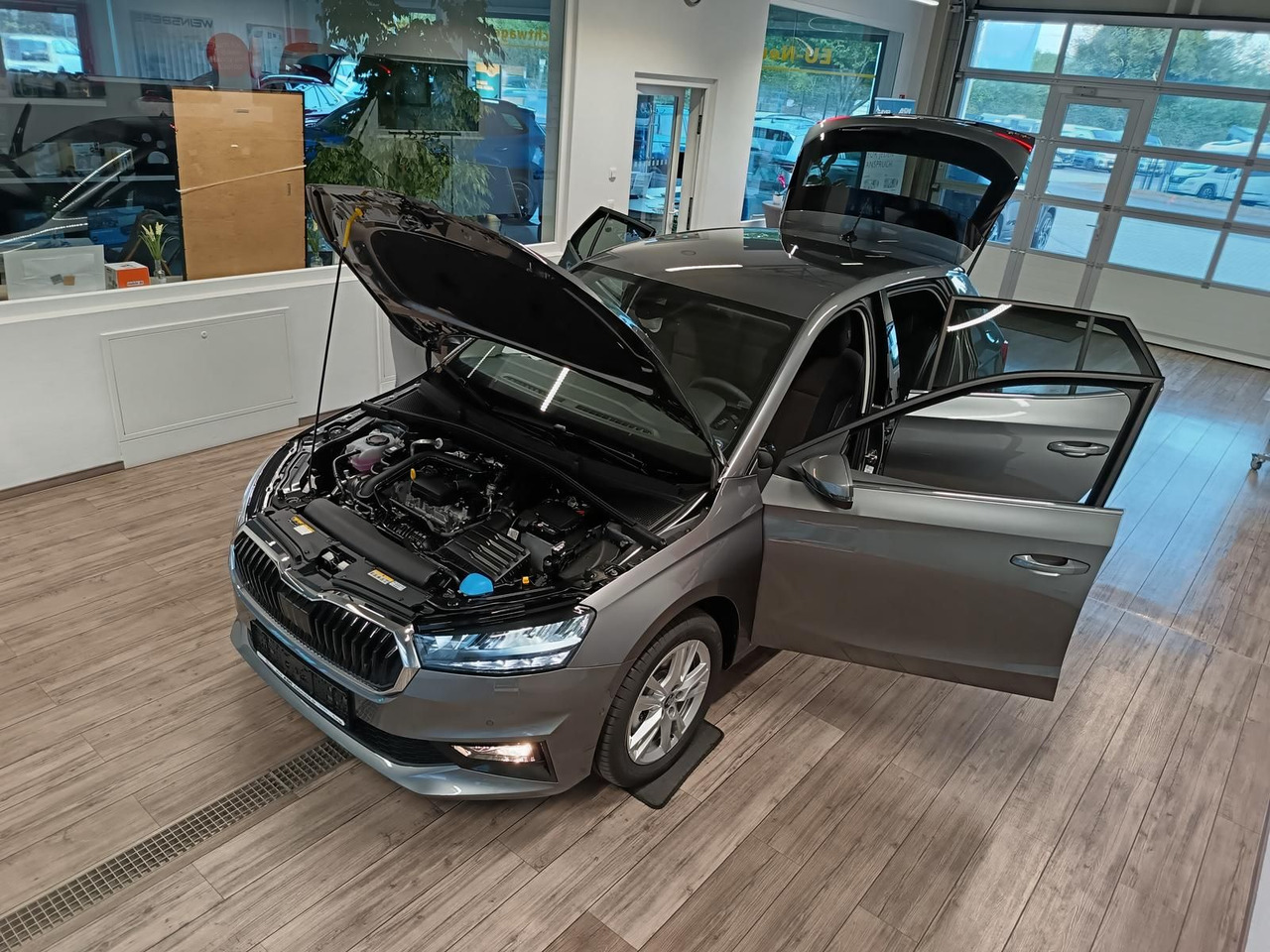 Skoda Fabia 30 Jahre DSG*VORBER.AHK*LED*R-KAM*TEMP*DAB - Sedans: foto 2 Skoda Fabia 30 Jahre DSG*VORBER.AHK*LED*R-KAM*TEMP*DAB - Sedans: foto 2