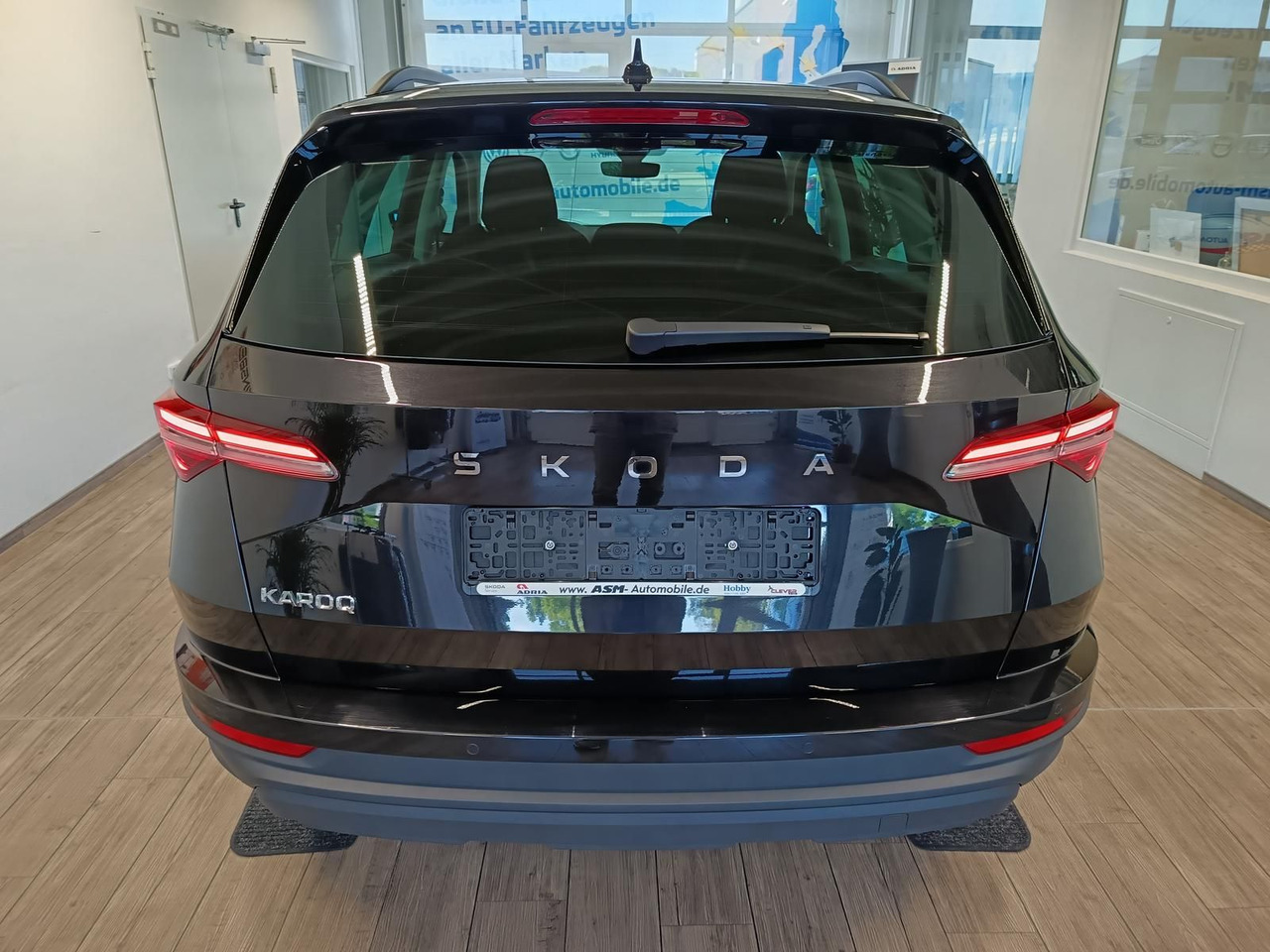 Skoda Karoq Selection 1,5TSI*NAVI*AHK-VORBER*LED*R-KAM - SUV: foto 5 Skoda Karoq Selection 1,5TSI*NAVI*AHK-VORBER*LED*R-KAM - SUV: foto 5