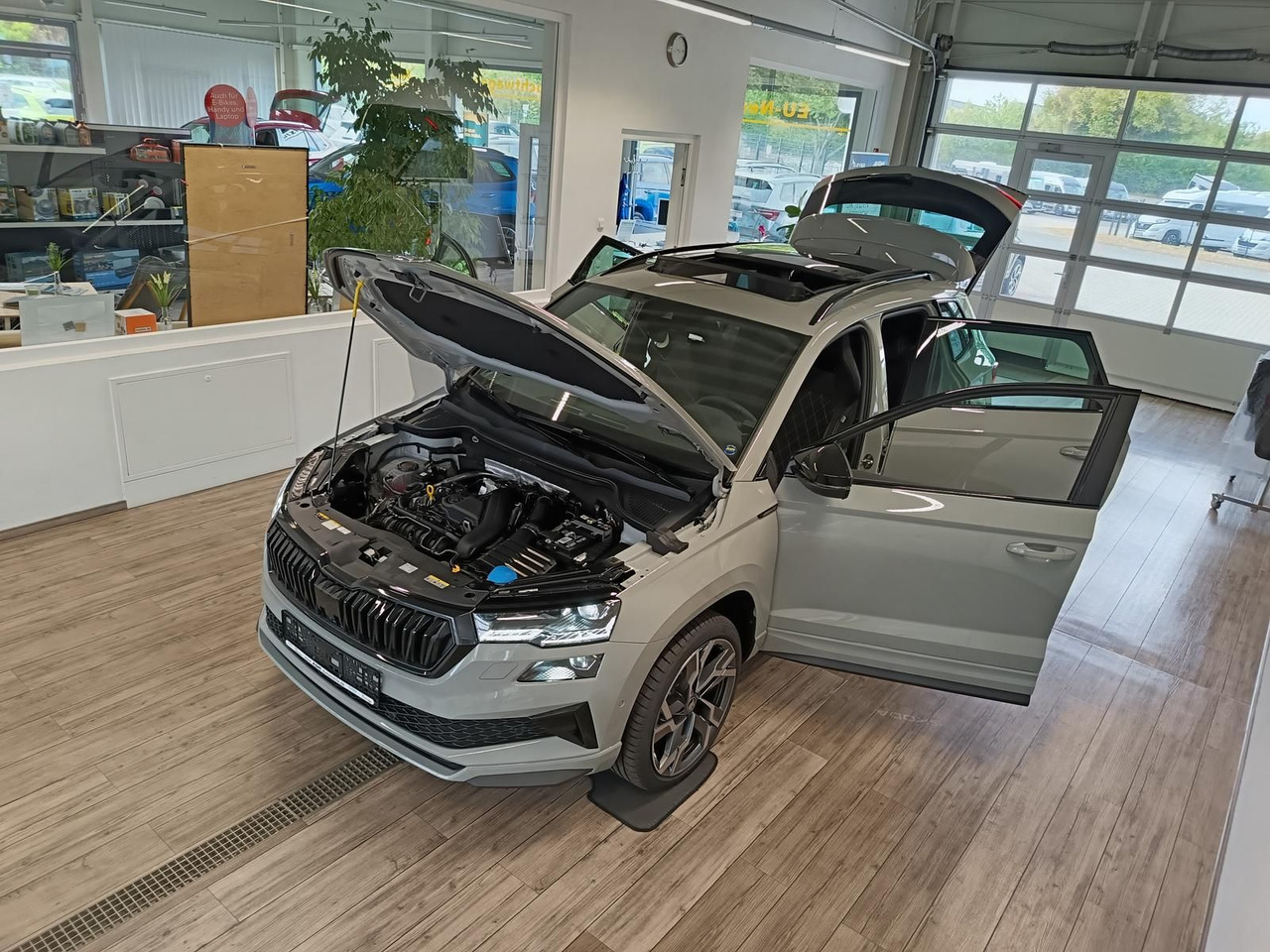 Skoda Karoq Sportline 1,5 TSI DSG*AHK*PSD*STD.HZG*NAVI - SUV: foto 2 Skoda Karoq Sportline 1,5 TSI DSG*AHK*PSD*STD.HZG*NAVI - SUV: foto 2