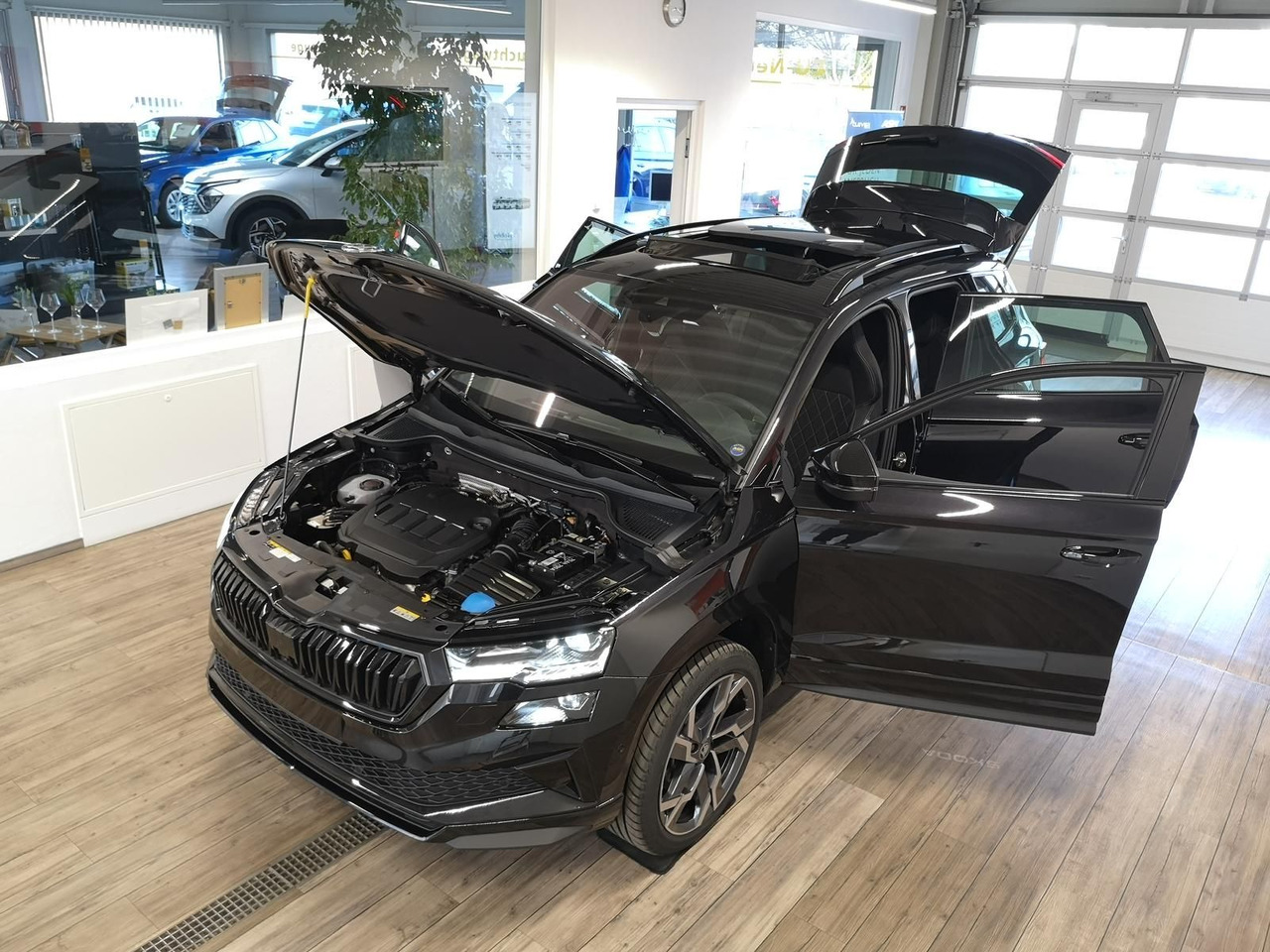 Skoda Karoq Sportline 2,0TDI DSG 4x4*PSD*AHK*360°*NAVI - SUV: foto 2 Skoda Karoq Sportline 2,0TDI DSG 4x4*PSD*AHK*360°*NAVI - SUV: foto 2