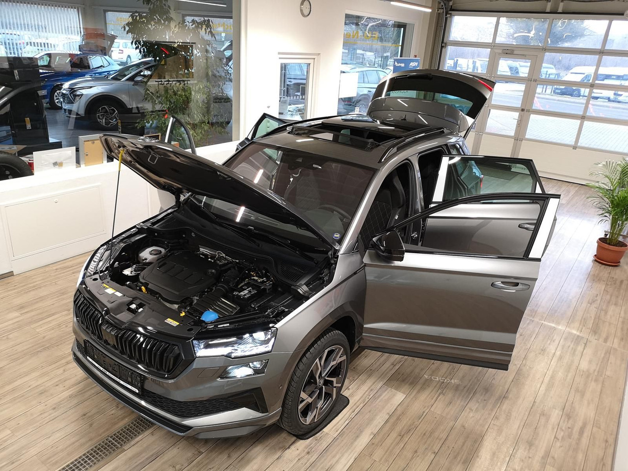 Skoda Karoq Sportline 2,0TDI DSG 4x4*PSD*AHK*360°*NAVI - SUV: foto 2 Skoda Karoq Sportline 2,0TDI DSG 4x4*PSD*AHK*360°*NAVI - SUV: foto 2