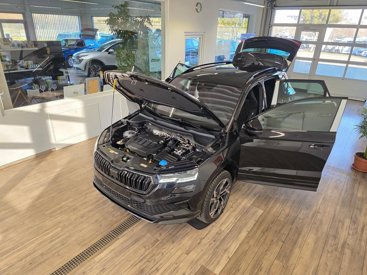 Skoda Karoq Sportline 2,0TDI DSG 4x4*PSD*AHK*360°*NAVI - SUV: foto 2 Skoda Karoq Sportline 2,0TDI DSG 4x4*PSD*AHK*360°*NAVI - SUV: foto 2