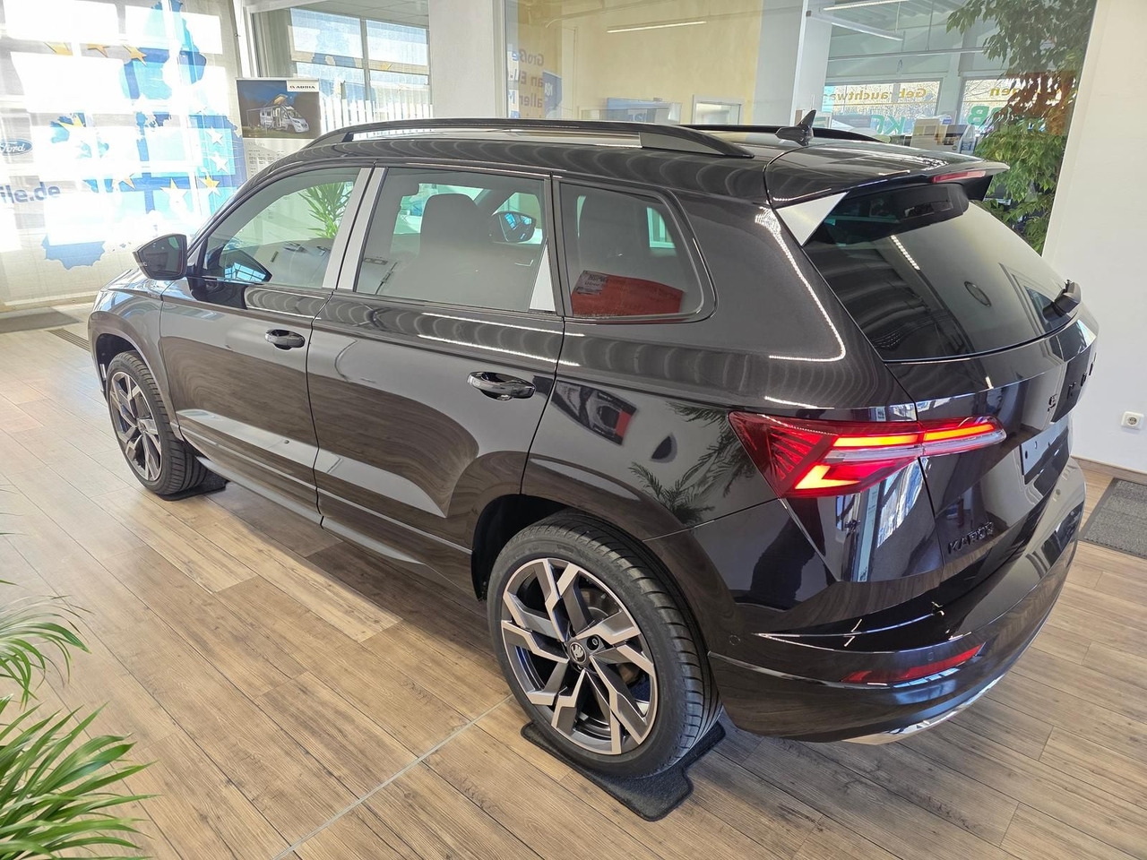 Skoda Karoq Sportline 2,0TDI DSG 4x4*PSD*AHK*360°*NAVI - SUV: foto 4 Skoda Karoq Sportline 2,0TDI DSG 4x4*PSD*AHK*360°*NAVI - SUV: foto 4
