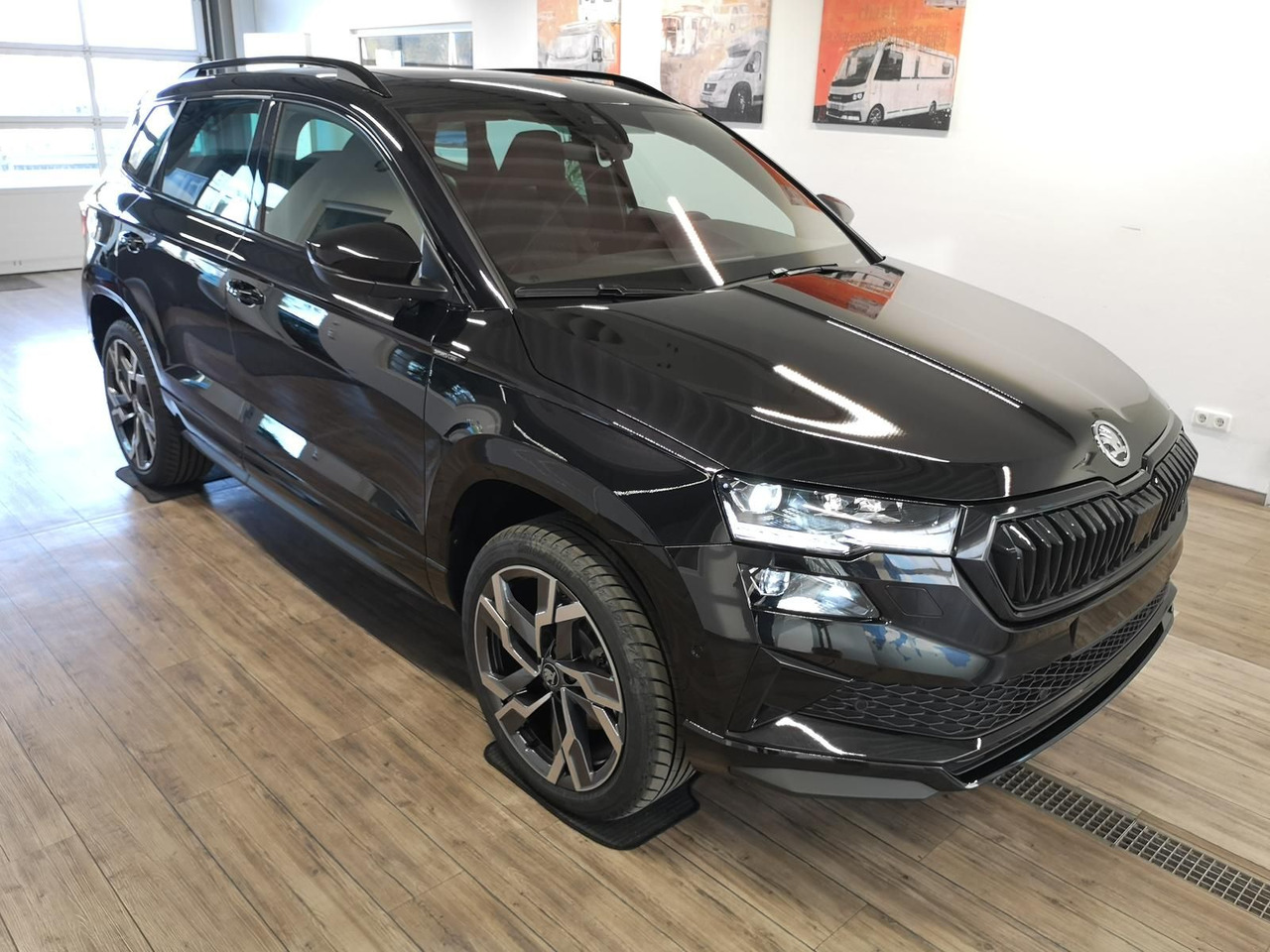 Skoda Karoq Sportline 2,0TDI DSG 4x4*PSD*AHK*360°*NAVI - SUV: foto 3 Skoda Karoq Sportline 2,0TDI DSG 4x4*PSD*AHK*360°*NAVI - SUV: foto 3
