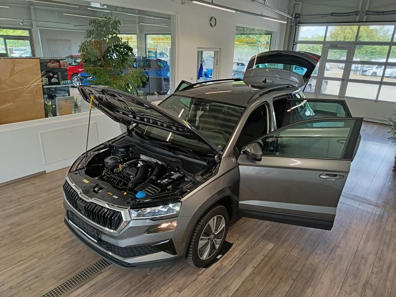 Skoda Karoq Style 1,5TSI DSG*AHK-VORBER*NAVI*LED*R-KAM - SUV: foto 2 Skoda Karoq Style 1,5TSI DSG*AHK-VORBER*NAVI*LED*R-KAM - SUV: foto 2