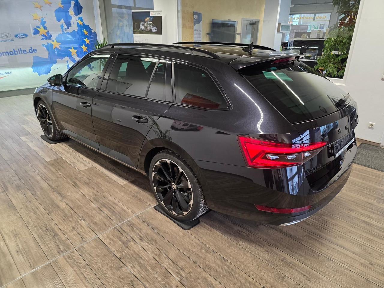 Skoda Superb Combi Sportline 2,0 TDI 4x4*PSD*360°*AHK* - Vieglā automašīna: foto 4 Skoda Superb Combi Sportline 2,0 TDI 4x4*PSD*360°*AHK* - Vieglā automašīna: foto 4