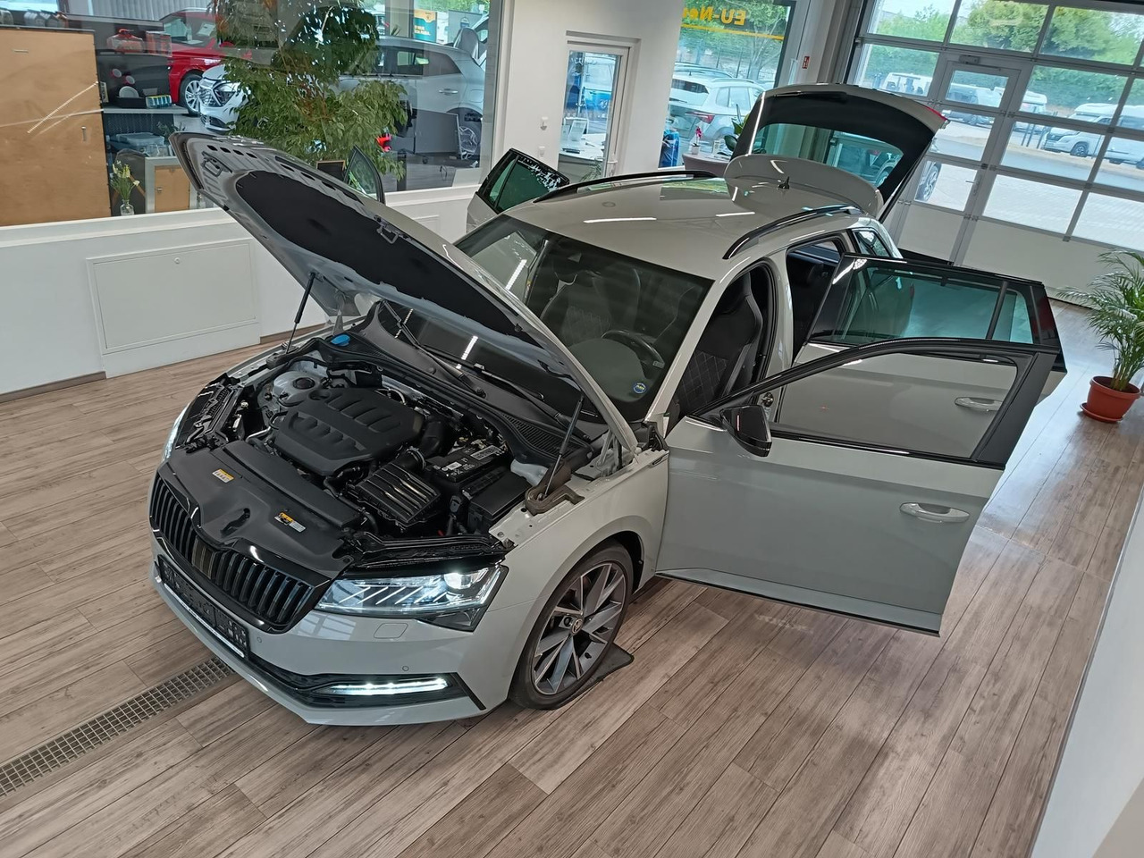 Skoda Superb Combi Sportline 2.0TSI DSG4x4*AHK*DCC*ACC - Vieglā automašīna: foto 2 Skoda Superb Combi Sportline 2.0TSI DSG4x4*AHK*DCC*ACC - Vieglā automašīna: foto 2