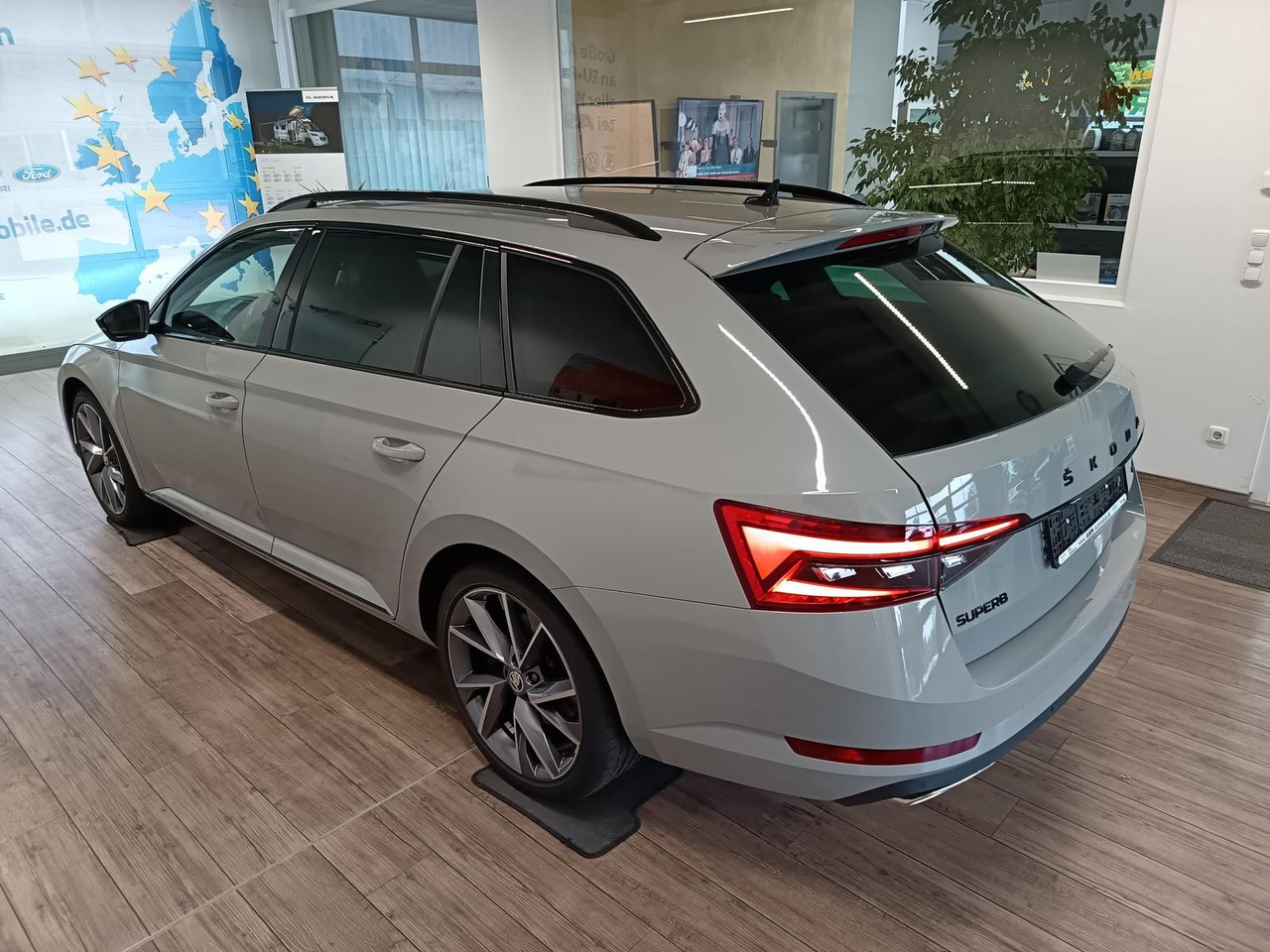 Skoda Superb Combi Sportline 2.0TSI DSG4x4*AHK*DCC*ACC - Vieglā automašīna: foto 4 Skoda Superb Combi Sportline 2.0TSI DSG4x4*AHK*DCC*ACC - Vieglā automašīna: foto 4