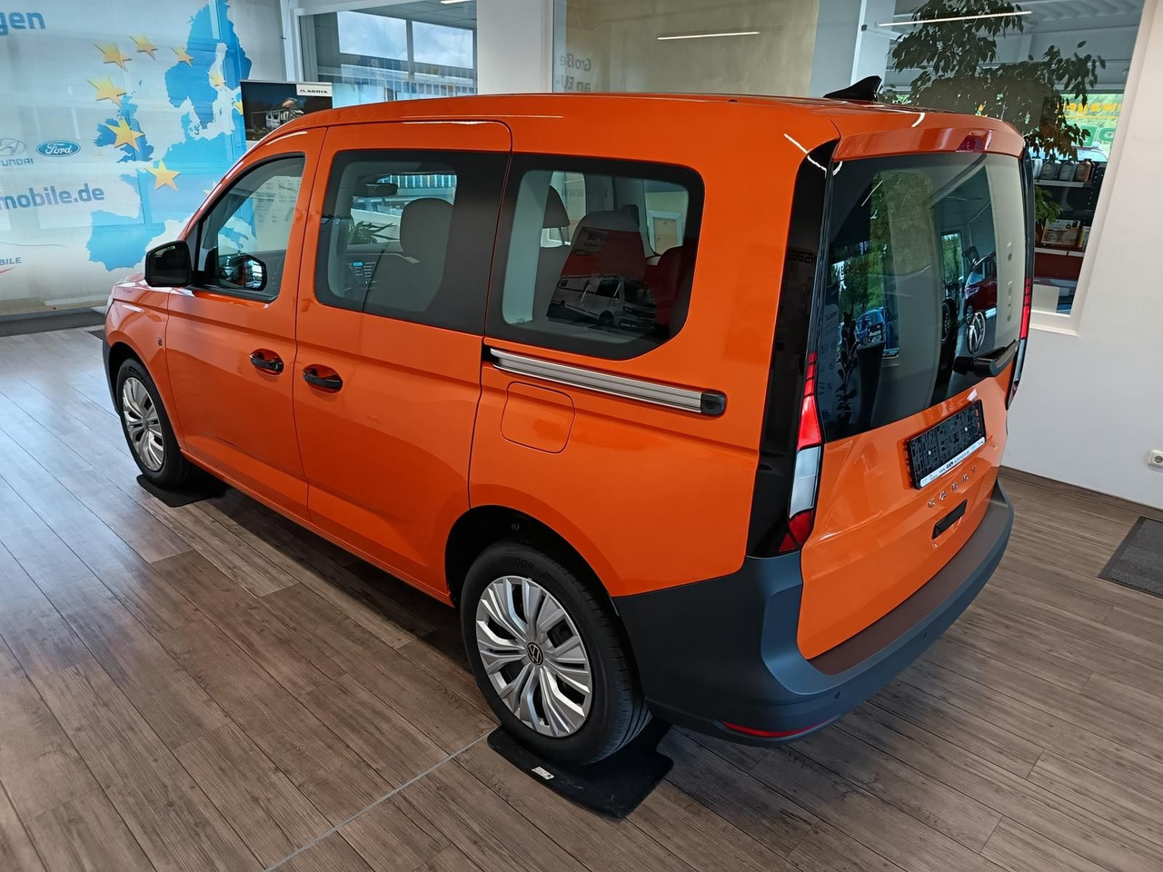 Volkswagen Caddy 2.0 TDI 75 kW*PDC*TEMP*DAB*KLIMA*5-SITZER* - Universālis: foto 4 Volkswagen Caddy 2.0 TDI 75 kW*PDC*TEMP*DAB*KLIMA*5-SITZER* - Universālis: foto 4