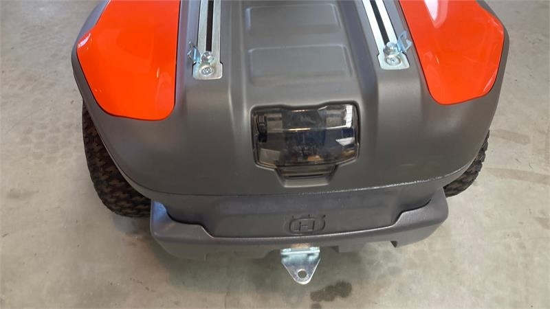 Husqvarna R200IX AWD Elektrisk - Zāles pļāvējs: foto 5 Husqvarna R200IX AWD Elektrisk - Zāles pļāvējs: foto 5