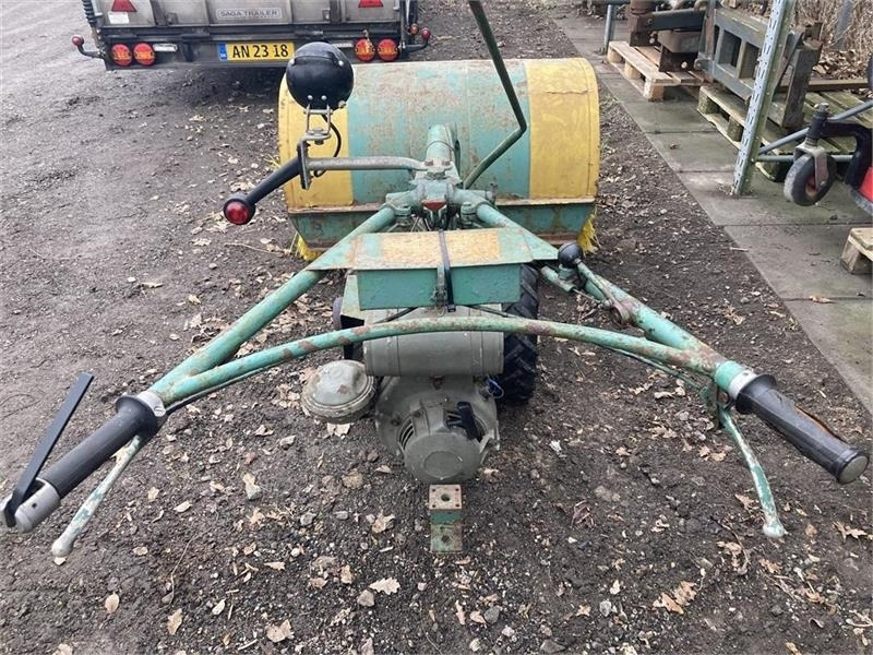 Irus U1200 med 120 cm fejemaskine - Komunālais traktors: foto 4 Irus U1200 med 120 cm fejemaskine - Komunālais traktors: foto 4