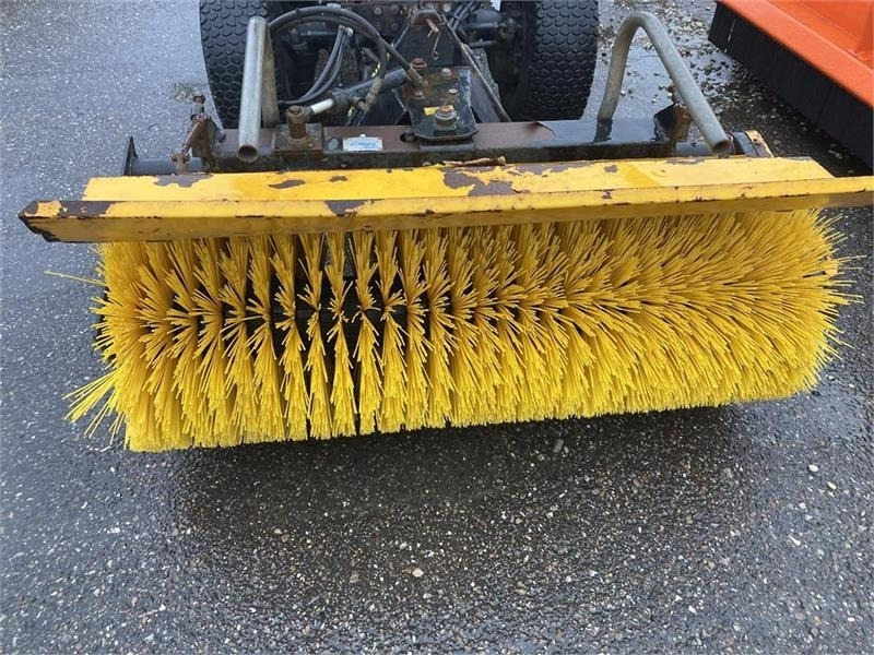 Iseki 321 med 130 cm kost og saltspreder - Komunālais traktors: foto 4 Iseki 321 med 130 cm kost og saltspreder - Komunālais traktors: foto 4
