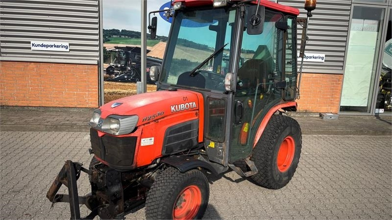 Kubota B2530 HST B2530 - Komunālais traktors: foto 1 Kubota B2530 HST B2530 - Komunālais traktors: foto 1