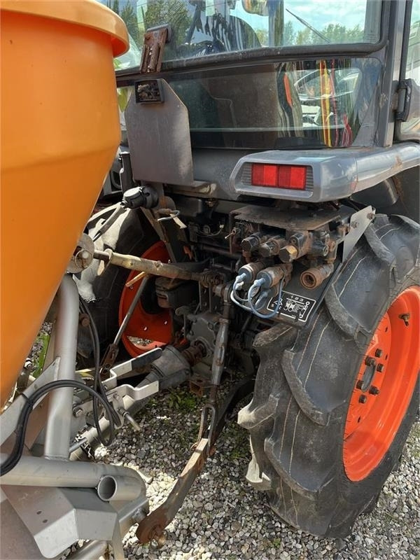 Kubota STW37 Kun 1144 timer STW37 - Komunālais traktors: foto 4 Kubota STW37 Kun 1144 timer STW37 - Komunālais traktors: foto 4