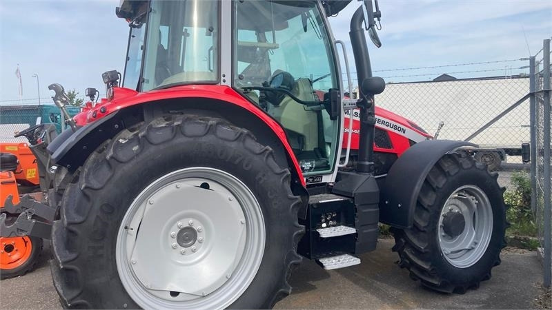 Massey Ferguson 5S.145 Exclusive Dyna-6 Exclusive - Traktors: foto 4 Massey Ferguson 5S.145 Exclusive Dyna-6 Exclusive - Traktors: foto 4