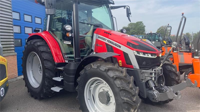 Massey Ferguson 5S.145 Exclusive Dyna-6 Exclusive - Traktors: foto 1 Massey Ferguson 5S.145 Exclusive Dyna-6 Exclusive - Traktors: foto 1