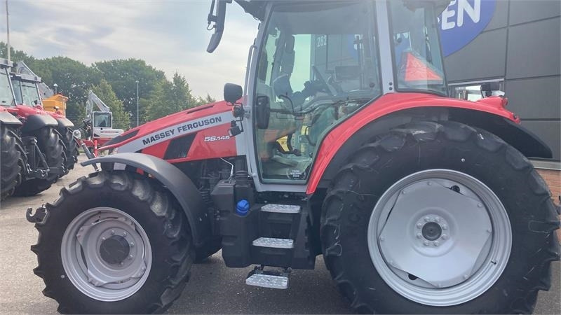 Massey Ferguson 5S.145 Exclusive Dyna-6 Exclusive - Traktors: foto 5 Massey Ferguson 5S.145 Exclusive Dyna-6 Exclusive - Traktors: foto 5