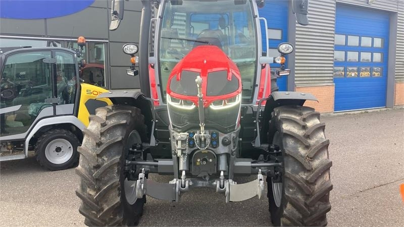Massey Ferguson 5S.145 Exclusive Dyna-6 Exclusive - Traktors: foto 2 Massey Ferguson 5S.145 Exclusive Dyna-6 Exclusive - Traktors: foto 2