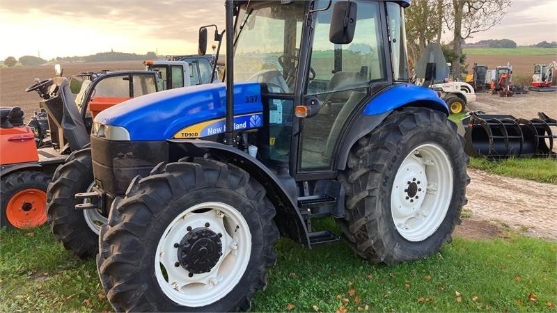 New Holland TD90D - Traktors: foto 1 New Holland TD90D - Traktors: foto 1