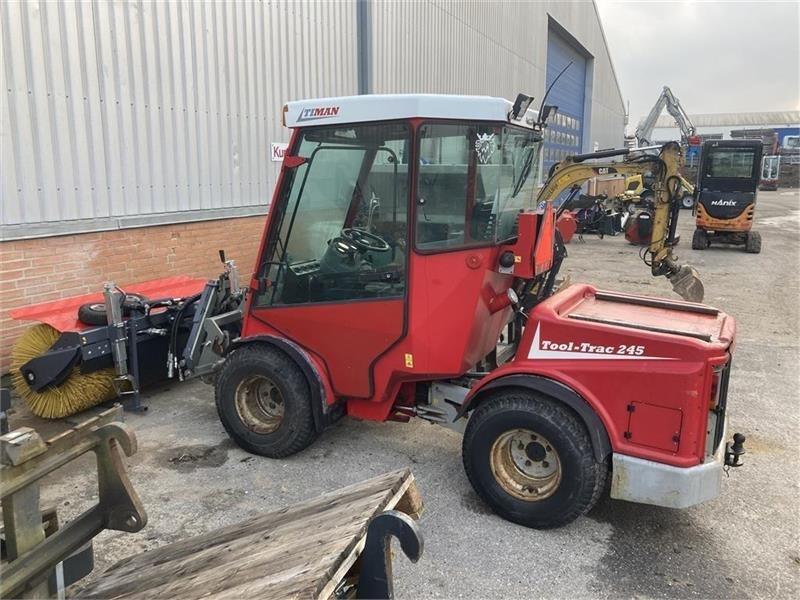 Timan Tool-Trac 245 - Komunālais traktors: foto 1 Timan Tool-Trac 245 - Komunālais traktors: foto 1