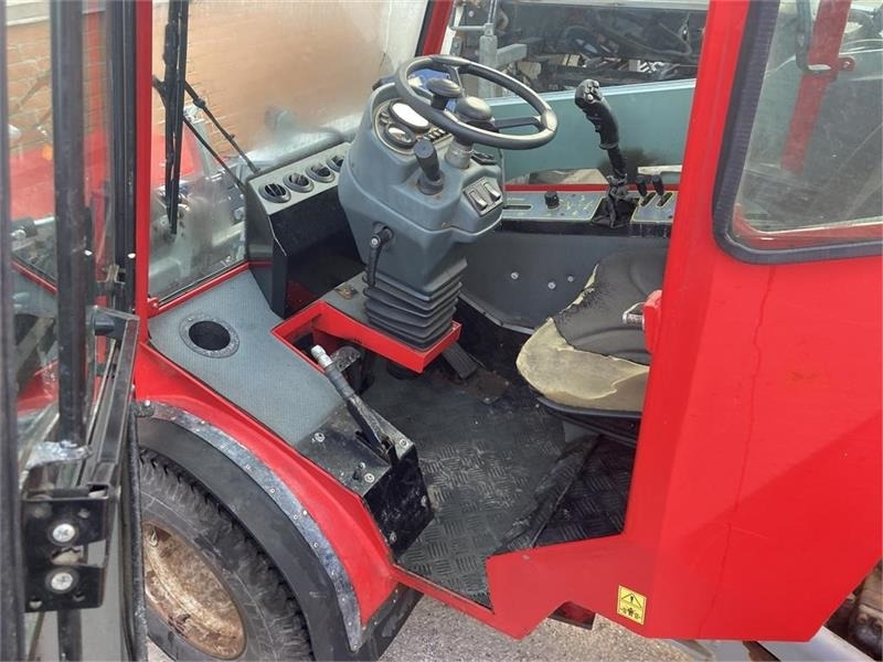 Timan Tool-Trac 245 - Komunālais traktors: foto 5 Timan Tool-Trac 245 - Komunālais traktors: foto 5