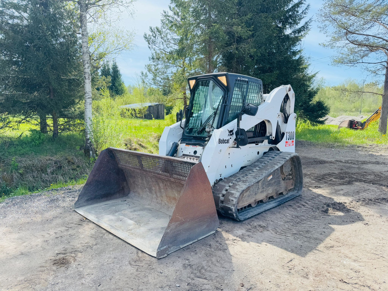BOBCAT T300 - Kompaktiekrāvējs: foto 1 BOBCAT T300 - Kompaktiekrāvējs: foto 1