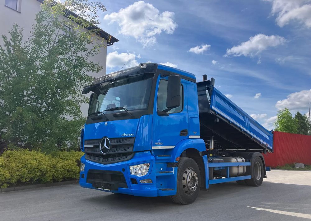 Mercedes-Benz ANTOS 1830 solidny kiper wywrotka blokada mostu - Kravas automašīna pašizgāzējs: foto 1 Mercedes-Benz ANTOS 1830 solidny kiper wywrotka blokada mostu - Kravas automašīna pašizgāzējs: foto 1