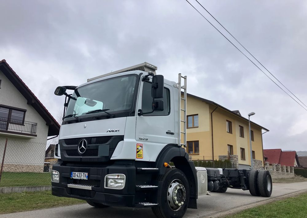 Mercedes-Benz Mercedes Axor 1829 Rama do zabudowy kiper beczka hakowiec laweta - Šasija kravas automašīna: foto 2 Mercedes-Benz Mercedes Axor 1829 Rama do zabudowy kiper beczka hakowiec laweta - Šasija kravas automašīna: foto 2