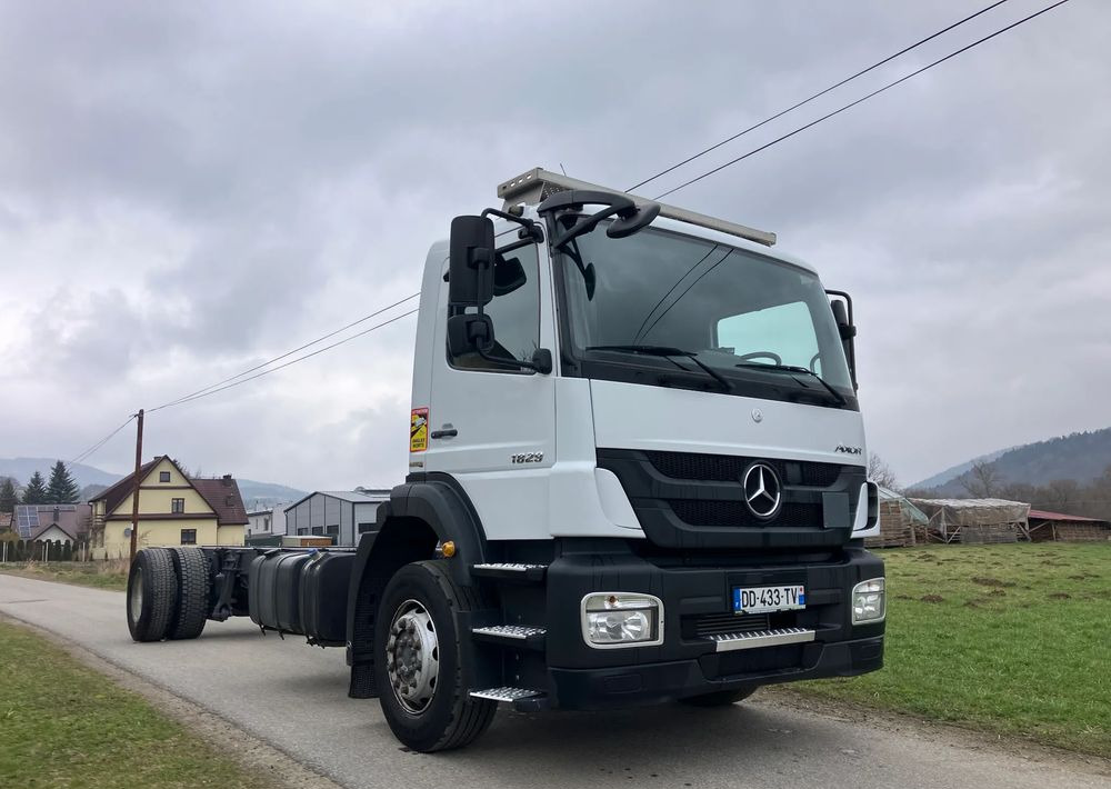 Mercedes-Benz Mercedes Axor 1829 Rama do zabudowy kiper beczka hakowiec laweta - Šasija kravas automašīna: foto 1 Mercedes-Benz Mercedes Axor 1829 Rama do zabudowy kiper beczka hakowiec laweta - Šasija kravas automašīna: foto 1