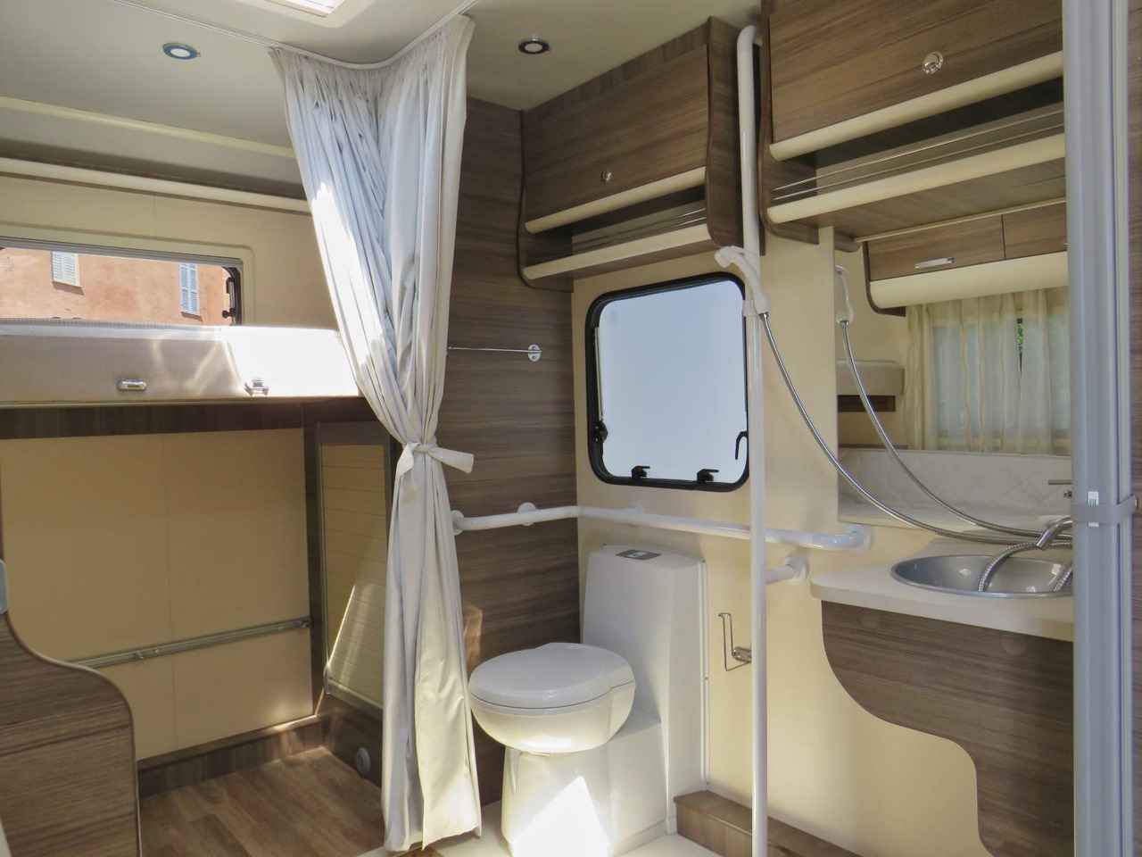 Fiat Ducato RETRACTABLE PLATFORM (300KG CAPACITY) - Alkov kemperis: foto 3 Fiat Ducato RETRACTABLE PLATFORM (300KG CAPACITY) - Alkov kemperis: foto 3