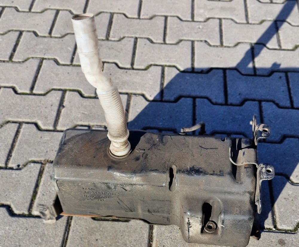 MAN TG3 TGX TGS ZBIORNICZEK PŁYNU DO SPRYSKIWACZY 81.26481.0112 - Stikla tīrītājs - Kravas automašīna: foto 1 MAN TG3 TGX TGS ZBIORNICZEK PŁYNU DO SPRYSKIWACZY 81.26481.0112 - Stikla tīrītājs - Kravas automašīna: foto 1