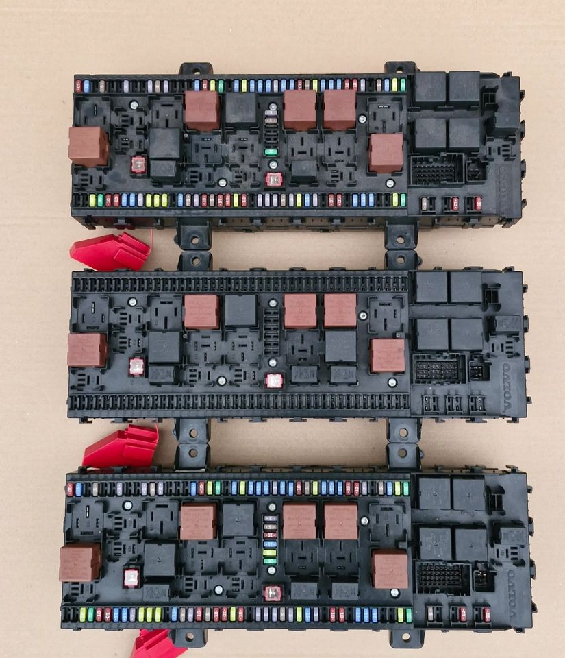 VOLVO FH4 FM4 TABLICA SKRZYNKA BEZPIECZNIKÓW 23006122-P01 22821381-P02 2269999-P03 - Kabīne un interjers: foto 1 VOLVO FH4 FM4 TABLICA SKRZYNKA BEZPIECZNIKÓW 23006122-P01 22821381-P02 2269999-P03 - Kabīne un interjers: foto 1