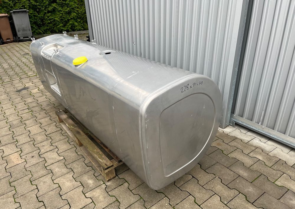 Zbiornik paliwa Volvo FH Renault 900 litrów bak jak nowy - Degvielas sistēma - Kravas automašīna: foto 2 Zbiornik paliwa Volvo FH Renault 900 litrów bak jak nowy - Degvielas sistēma - Kravas automašīna: foto 2