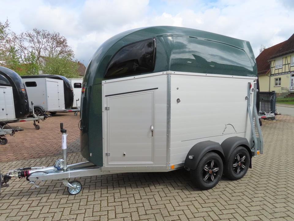 Böckmann Pferdeanhänger Champion R Flügeltür Saka. 100km/h - Zirgu piekabe: foto 2 Böckmann Pferdeanhänger Champion R Flügeltür Saka. 100km/h - Zirgu piekabe: foto 2