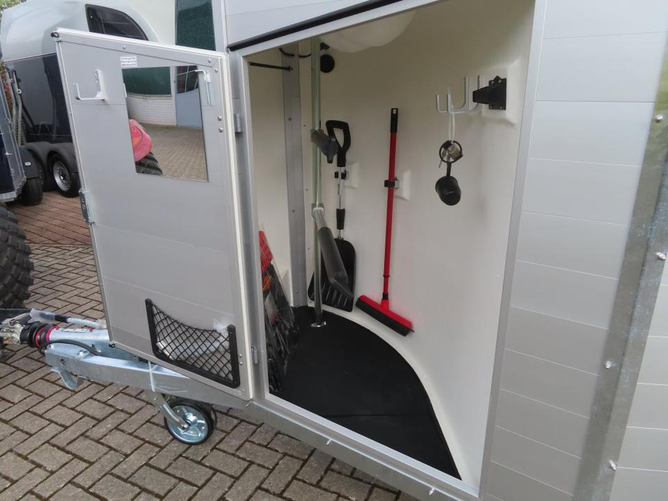 Böckmann Pferdeanhänger Champion R Flügeltür Saka. 100km/h - Zirgu piekabe: foto 4 Böckmann Pferdeanhänger Champion R Flügeltür Saka. 100km/h - Zirgu piekabe: foto 4