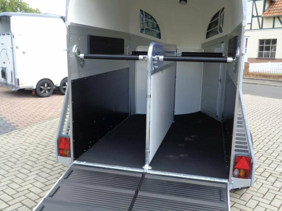 Böckmann Pferdeanhänger Champion R Sattelkammer Aluboden - Zirgu piekabe: foto 4 Böckmann Pferdeanhänger Champion R Sattelkammer Aluboden - Zirgu piekabe: foto 4